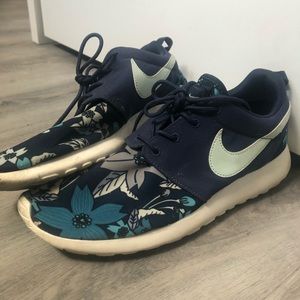Nike Shoes - Women’s tropical Nike Roshe Nike Shoes - Women’s tropical Nike Roshe